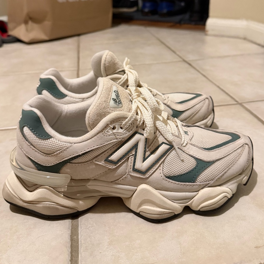New Balance 9060 - Women's
Color: Green/Grey